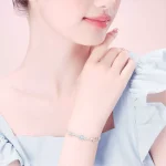 Four-leaf clover bracelet for women, light luxury, niche, exquisite birthday gift, Qixi Festival, 2026 new style - Image 2