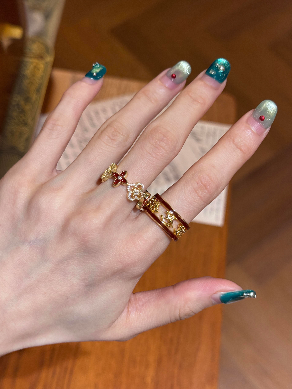 Vintage burgundy sparkling rhinestone four-leaf flower ring for women, light luxury niche design, high-end brightening pony index finger ring - Image 2