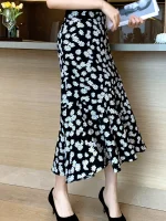 Small daisy floral skirt women's spring and summer, light and mature, foreign age, high-waisted skirt, fashionable and thin temperament, mermaid skirt - Image 4