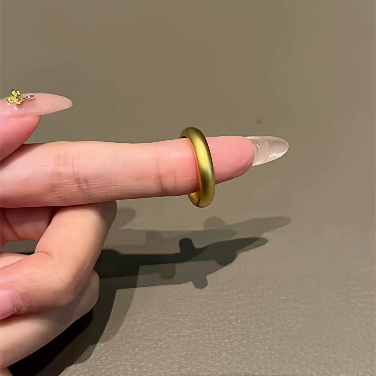 Ancient loach back ring, gold simulation gold ring, female high-end ring, plain circle niche high-end ring - Image 4