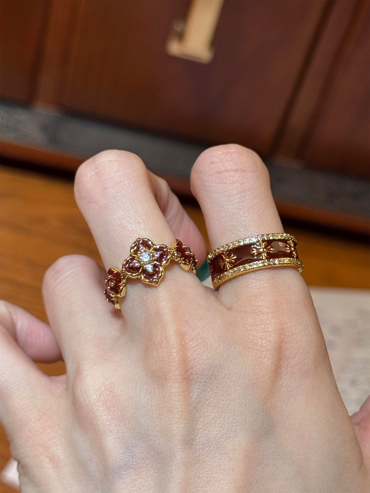 Vintage burgundy sparkling rhinestone four-leaf flower ring for women, light luxury niche design, high-end brightening pony index finger ring - Image 5