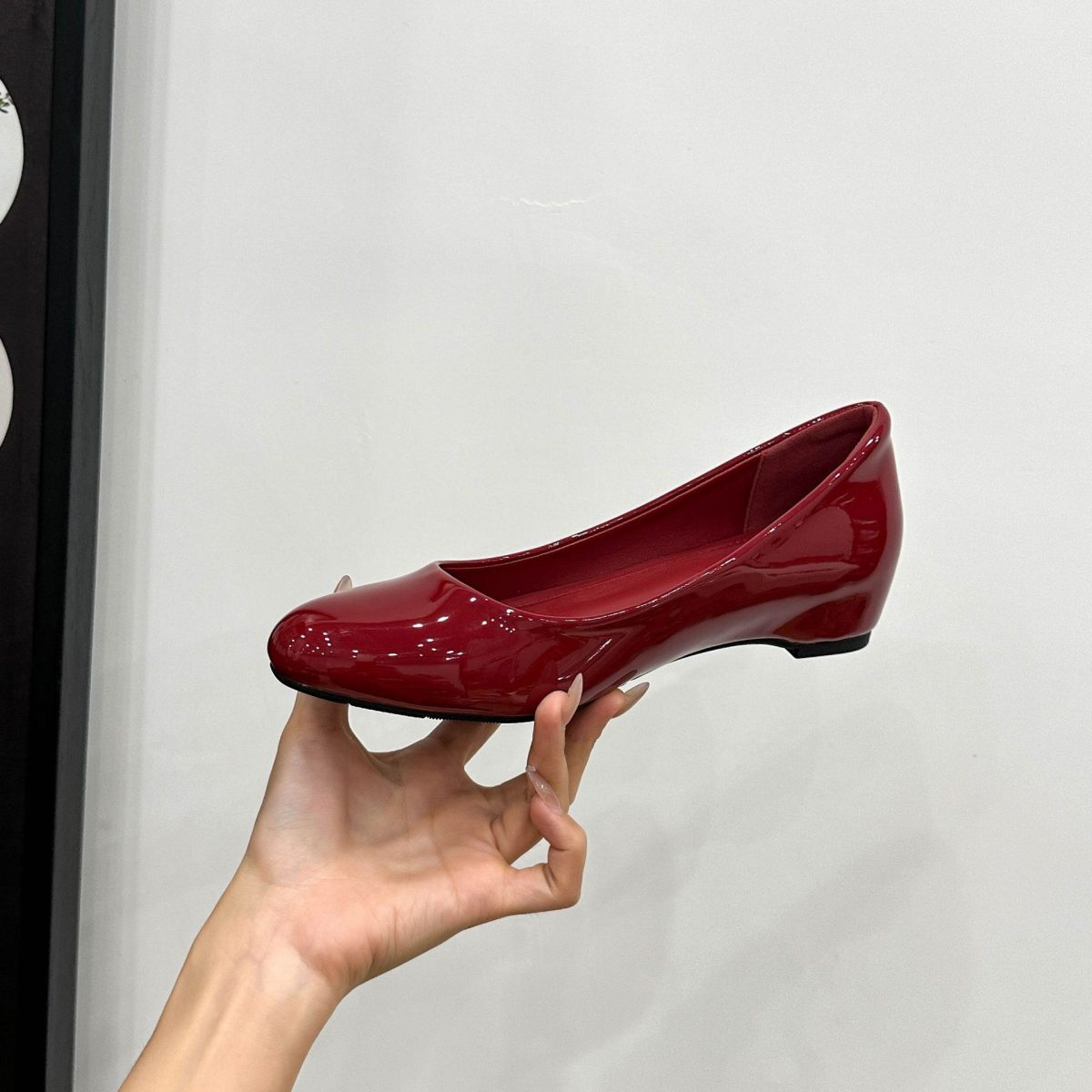 Retro inward heightened wedge patent leather single shoes women's summer 2025 new commuting without tiring feet, one foot of round toe high heels - Image 3