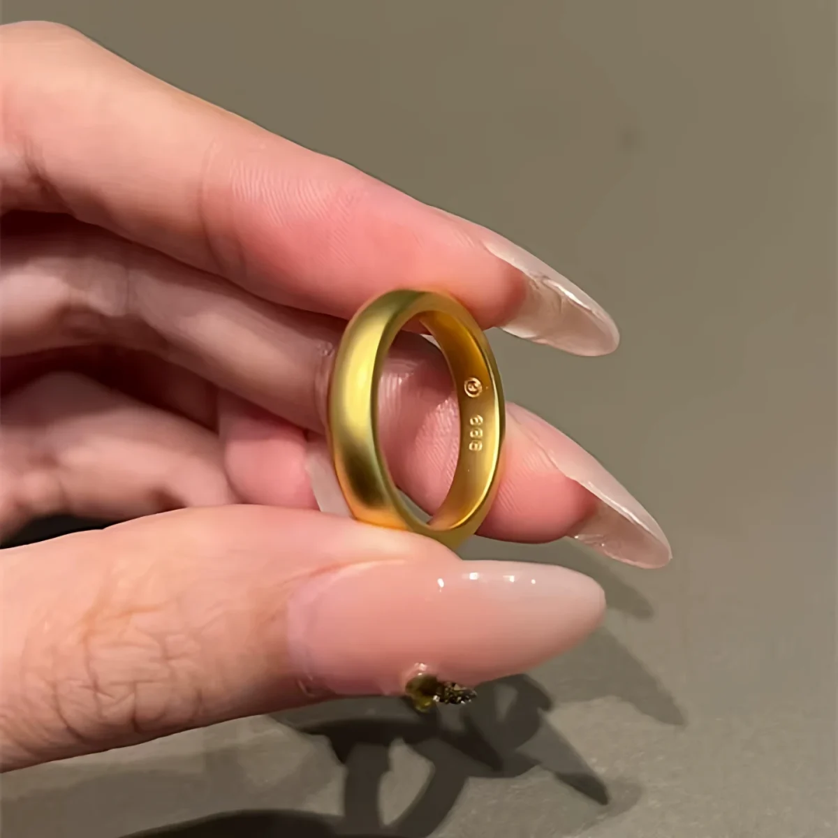 Ancient loach back ring, gold simulation gold ring, female high-end ring, plain circle niche high-end ring - Image 1